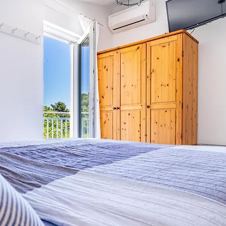 Appartement Awesome In With Kitchen Pula